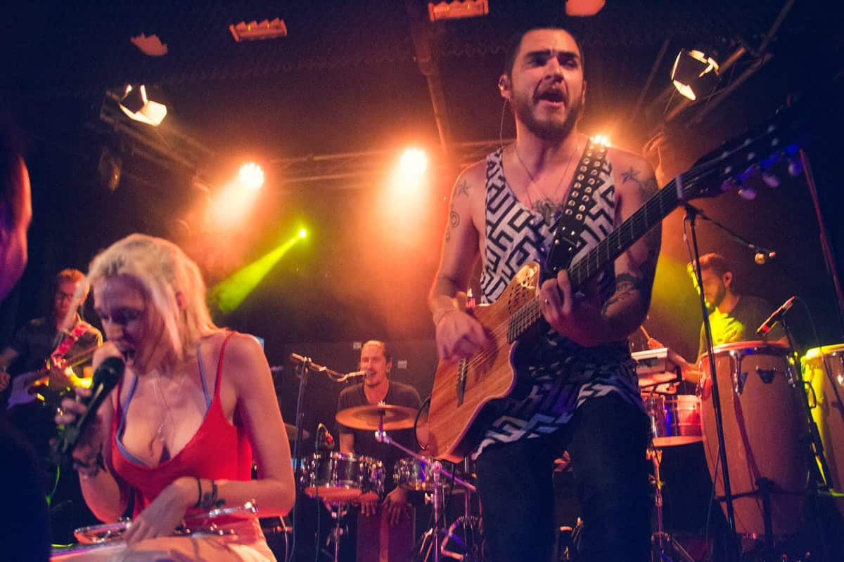 Jenny and the Mexicats, Directo+Entrevista.Independance, 30/07/2015