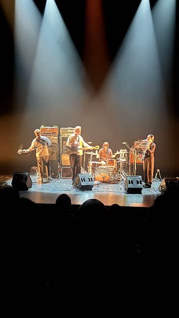 Big | Brave en Teatros del Canal: entre penumbras y estruendo lento